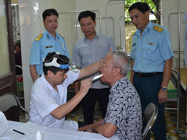 am-ap-nghia-tinh-nguoi-linh-quan-y