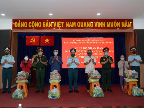 am-tinh-quan-dan-giua-tam-dich