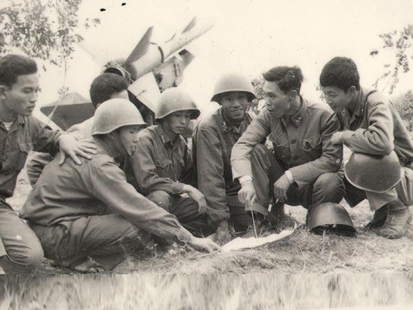 bai-hoc-ve-cong-tac-giao-duc-chinh-tri-tu-tuong-trong-chien-dich-phong-khong-bao-ve-ha-noi-thang-12-nam-1972
