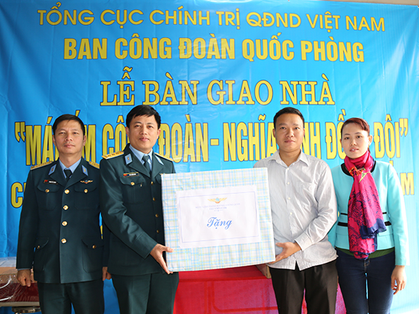 ban-cong-doan-quoc-phong-ban-giao-nha-mai-am-cong-doan-nghia-tinh-dong-doi-cho-doan-vien-nguyen-van-nam