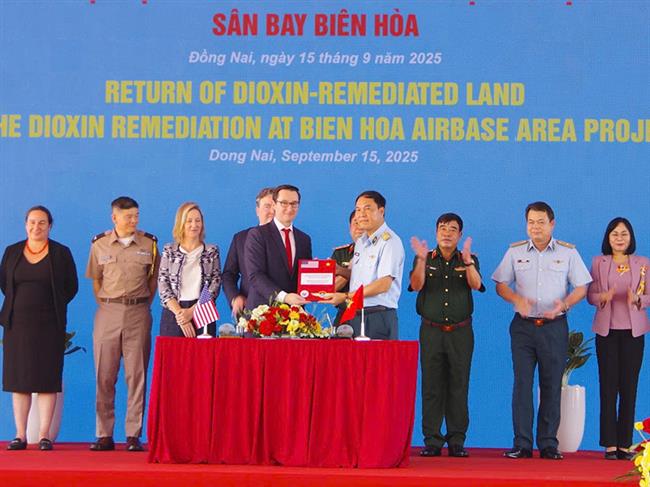 ban-giao-mat-bang-dat-sach-va-khoi-cong-ky-ket-nhieu-du-an-cong-nghe-ho-tro-xu-ly-dioxin-tai-khu-vuc-san-bay-bien-hoa