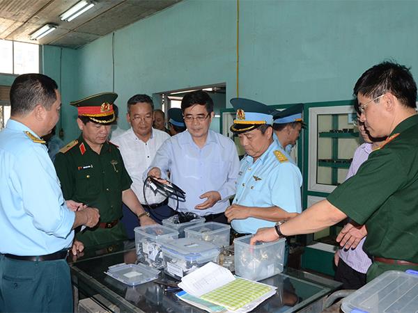 ban-kinh-te-trung-uong-va-bo-quoc-phong-lam-viec-tai-nha-may-a32