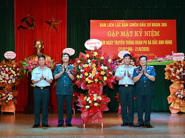 ban-lien-lac-ban-chien-dau-su-doan-365-gap-mat-ky-niem-60-nam-ngay-truyen-thong-doan-phong-khong-ha-bac-anh-hung