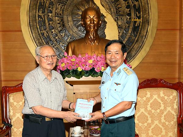 ban-lien-lac-cuu-hoc-vien-truong-khong-quan-serov-a-k-krasnodar-trao-tang-ky-yeu