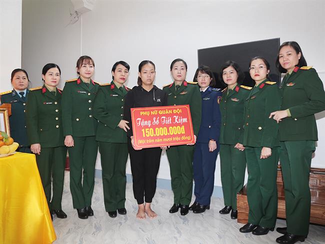 ban-phu-nu-quan-doi-tham-tang-qua-gia-dinh-thieu-ta-phi-cong-tran-ngoc-duy