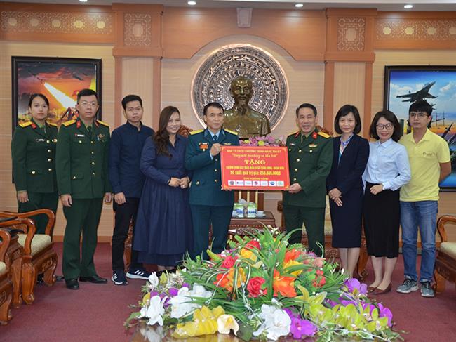 bao-quan-doi-nhan-dan-tham-tang-qua-gia-dinh-chinh-sach-nhan-ky-niem-50-nam-chien-thang-“ha-noi-dien-bien-phu-tren-khong”