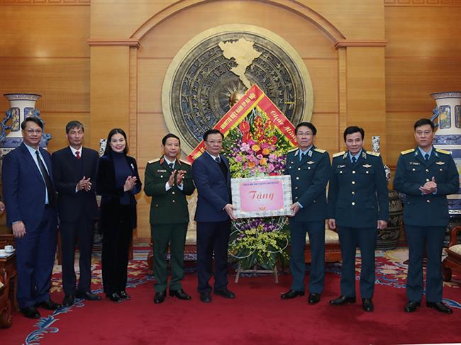 dong-chi-dinh-tien-dung-uy-vien-bo-chinh-tri-bi-thu-thanh-uy-ha-noi-tham-quan-chung-phong-khong-khong-quan