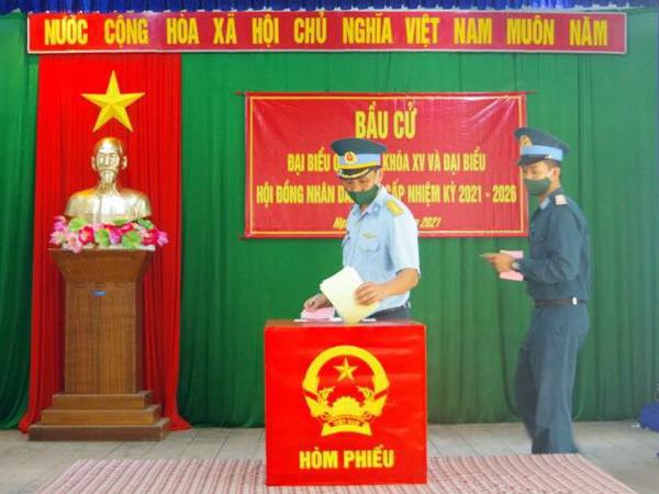 bo-doi-phong-khong-khong-quan-o-truong-sa-tham-gia-bau-cu-som