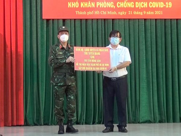 bo-quoc-phong-tiep-nhan-ban-giao-110-tan-nong-san-cua-tinh-tuyen-quang-ung-ho-tp-ho-chi-minh