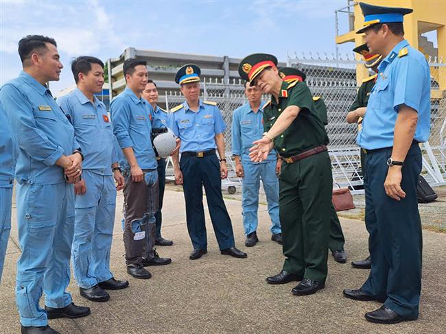 bo-tong-tham-muu-kiem-tra-cong-tac-huan-luyen-bay-chao-mung-ky-niem-50-nam-ngay-giai-phong-mien-nam-thong-nhat-dat-nuoc