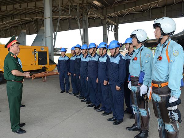 bo-tong-tham-muu-kiem-tra-cong-tac-san-sang-chien-dau-tai-su-doan-367-va-su-doan-370