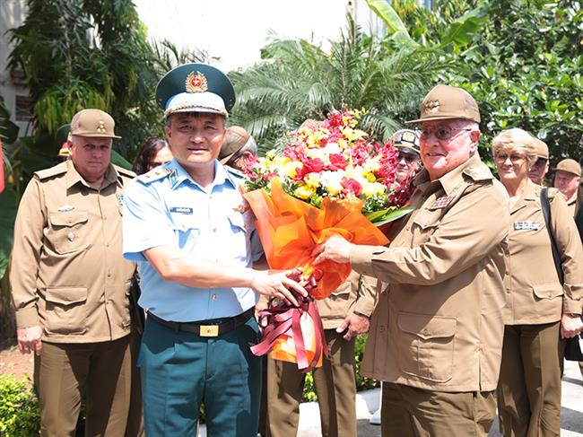 bo-truong-bo-cac-luc-luong-vu-trang-cach-mang-cuba-tham-va-lam-viec-tai-vien-ky-thuat-phong-khong-khong-quan