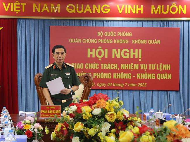 bo-truong-bo-quoc-phong-chu-tri-hoi-nghi-ban-giao-chuc-trach-nhiem-vu-tu-lenh-quan-chung-phong-khong-khong-quan