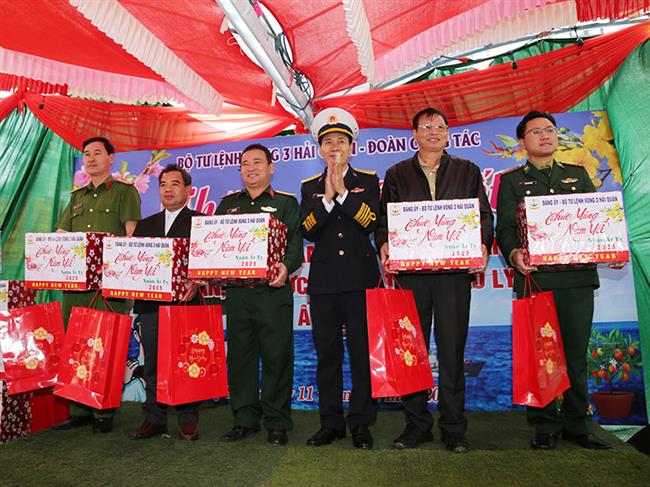 bo-tu-lenh-vung-3-quan-chung-hai-quan-tham-va-chuc-tet-cac-luc-luong-lam-nhiem-vu-tren-huyen-dao-con-co-va-huyen-dao-ly-son