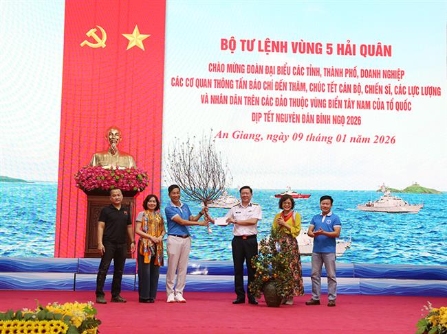 bo-tu-lenh-vung-5-chao-mung-doan-dai-bieu-den-tham-chuc-tet-can-bo-chien-si-cac-luc-luong-va-nhan-dan-tren-cac-dao-vung-bien-tay-nam-cua-to-quoc