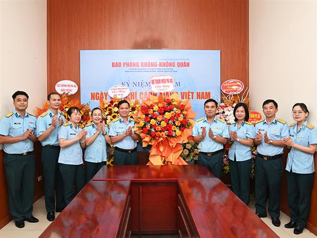 cac-co-quan-don-vi-trong-quan-chung-phong-khong-khong-quan-chuc-mung-bao-pk-kq-nhan-dip-ky-niem-101-nam-ngay-bao-chi-cach-mang-viet-nam