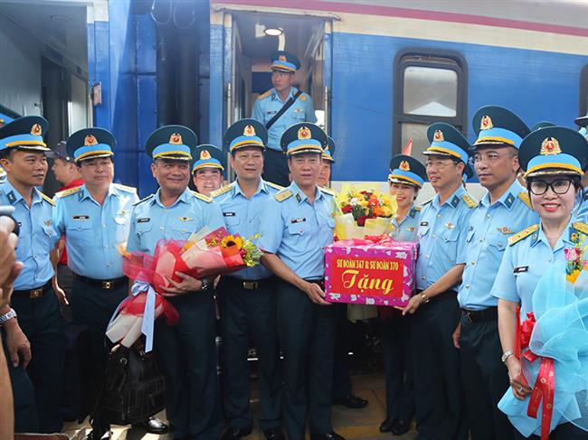 cac-don-vi-phong-khong-khong-quan-phia-nam-chao-don-doan-can-bo-chien-si-tham-gia-dieu-binh-dieu-hanh-tai-ga-bien-hoa