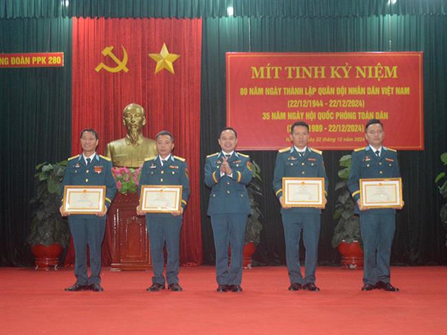 cac-don-vi-trong-quan-chung-phong-khong-khong-quan-mit-tinh-ky-niem-80-nam-ngay-thanh-lap-quan-doi-nhan-dan-viet-nam-va-35-nam-ngay-hoi-quoc-phong-toan-dan
