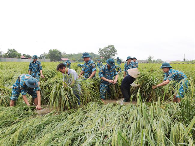 cac-don-vi-trong-quan-chung-phong-khong-khong-quan-tiep-tuc-cu-luc-luong-ho-tro-nhan-dan-khac-phuc-hau-qua-sau-con-bao-so-3