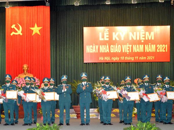 cac-hoc-vien-nha-truong-trong-quan-chung-phong-khong-khong-quan-gap-mat-ky-niem-ngay-nha-giao-viet-nam-20-11