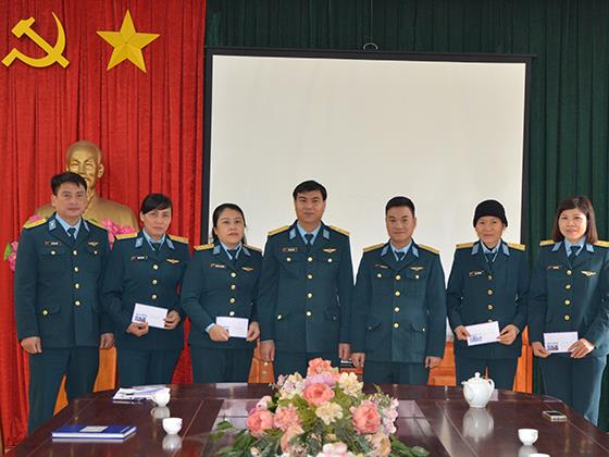 cac-to-chuc-quan-chung-thuoc-cuc-chinh-tri-di-tham-tang-qua-hoi-vien-phu-nu-doan-vien-cong-doan-co-hoan-canh-kho-khan