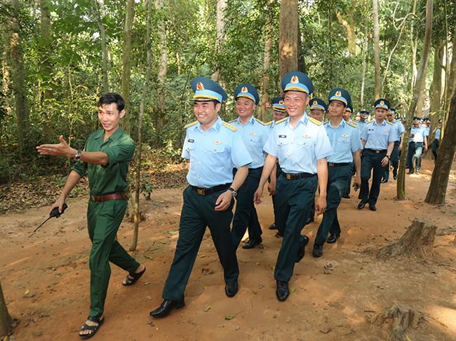 can-bo-chien-si-tieu-doan-dieu-binh-dieu-hanh-quan-chung-phong-khong-khong-quan-tham-quan-khu-di-tich-lich-su-dia-dao-cu-chi