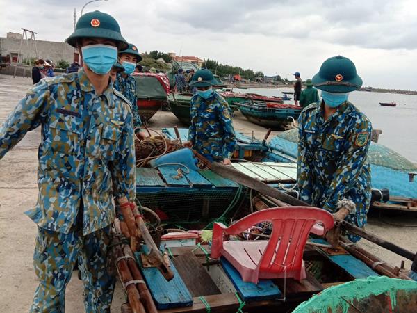 can-bo-chien-si-tram-ra-da-27-giup-ngu-dan-phong-tranh-bao-so-8