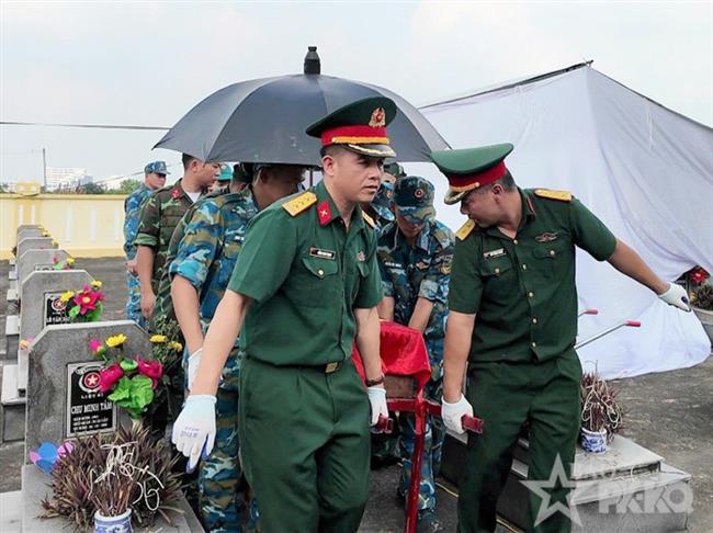 can-bo-chien-si-trung-doan-218-tham-gia-ho-tro-xac-dinh-danh-tinh-hai-cot-liet-si-tai-nghia-trang-liet-si-xa-an-khanh