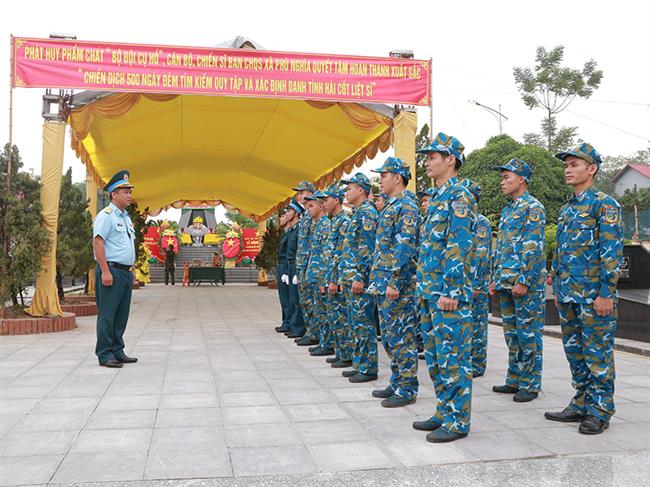 can-bo-chien-si-trung-doan-260-tham-gia-ho-tro-xa-phu-nghia-tp-ha-noi-xac-dinh-danh-tinh-hai-cot-liet-si