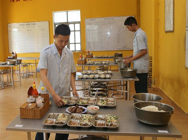 cham-lo-cai-thien-bua-an-cho-bo-doi-o-tram-ra-da-50