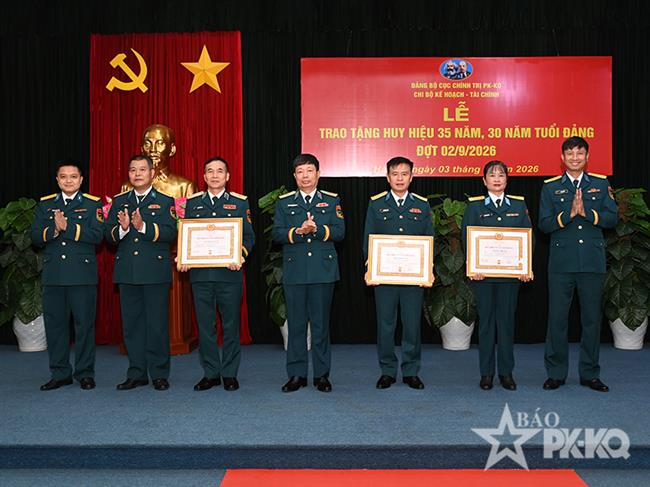 chi-bo-ke-hoach-tai-chinh-dang-bo-cuc-chinh-tri-quan-chung-pk-kq-to-chuc-le-trao-tang-huy-hieu-35-nam-va-30-nam-tuoi-dang
