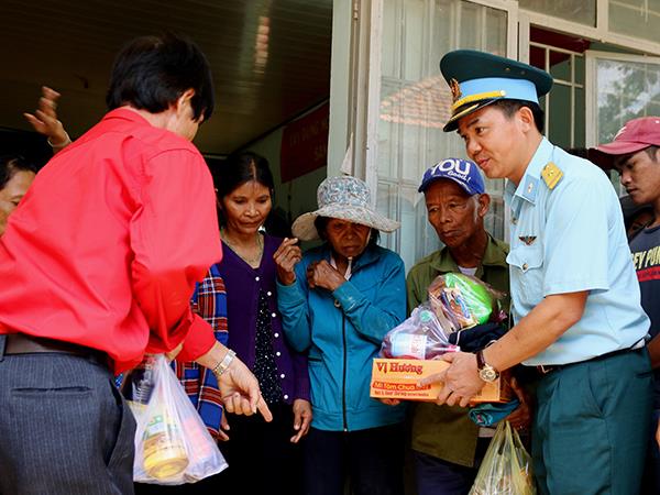 chi-doan-lien-khoa-giao-vien-va-to-phu-nu-cac-khoa-giao-vien-truong-sqkq-tham-gia-chuong-trinh-thien-nguyen-tai-xa-khanh-son