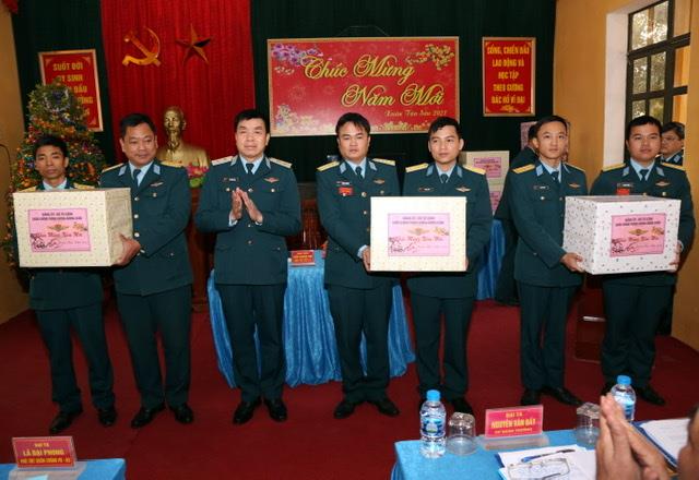 chinh-uy-quan-chung-phong-khong-khong-quan-kiem-tra-cong-tac-san-sang-chien-dau-tai-su-doan-361
