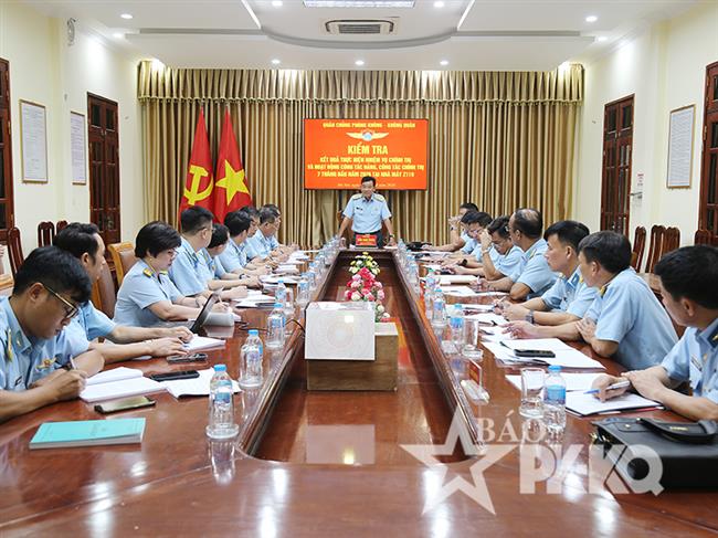 trung-tuong-tran-ngoc-quyen-chinh-uy-quan-chung-phong-khong-khong-quan-kiem-tra-nha-may-z119