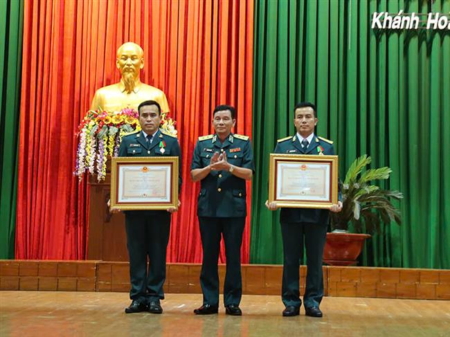 hai-phi-cong-trung-doan-940-duoc-tang-thuong-huan-chuong-bao-ve-to-quoc-hang-ba