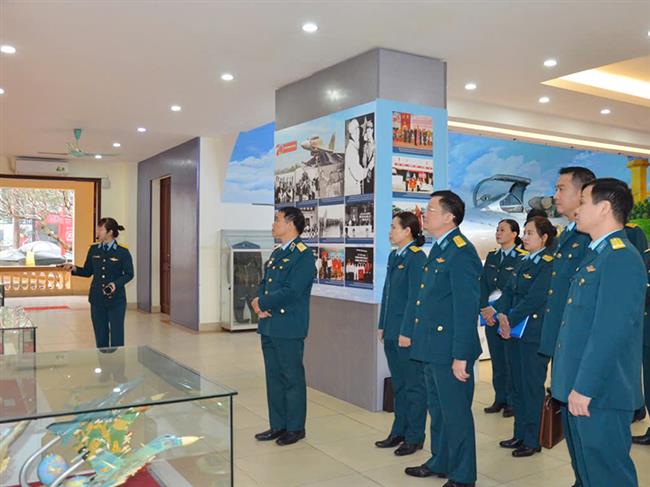 cuc-chinh-tri-duyet-trien-lam-chuyen-de-“nhung-canh-bay-giu-troi-to-quoc”