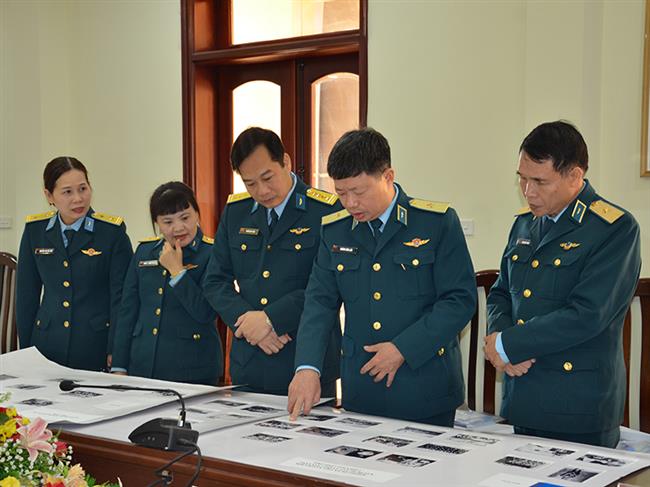 cuc-chinh-tri-quan-chung-phong-khong-khong-quan-duyet-anh-trung-bay-trien-lam-“nhung-canh-bay-giu-troi-to-quoc”