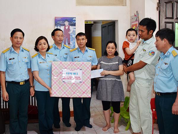 cuc-chinh-tri-phong-khong-khong-quan-tham-tang-qua-doan-vien-cong-doan-co-hoan-canh-kho-khan