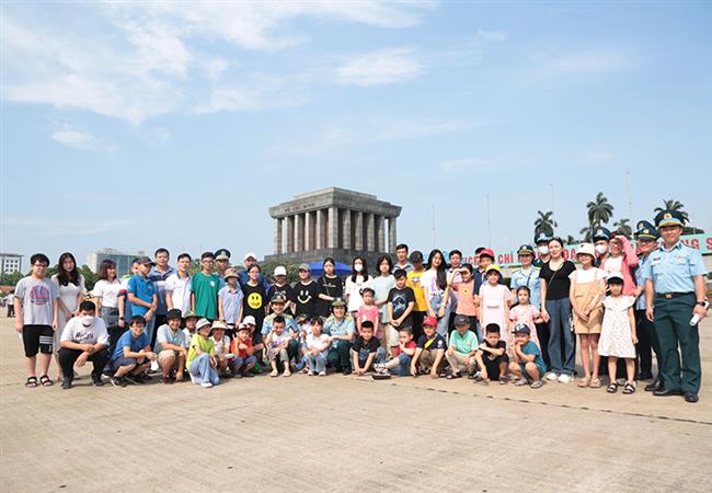 cuc-chinh-tri-phong-khong-khong-quan-to-chuc-cho-cac-chau-thieu-nien-nhi-dong-tham-quan-lang-chu-tich-ho-chi-minh