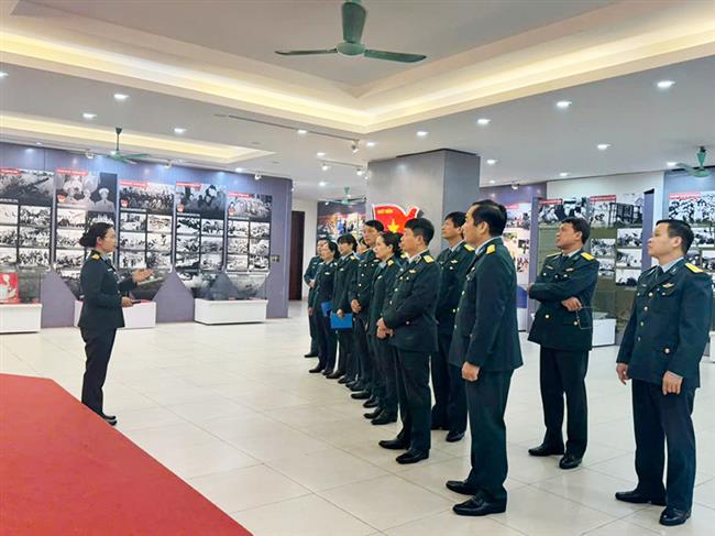 cuc-chinh-tri-phong-khong-khong-quan-to-chuc-duyet-trien-lam-chuyen-de-“nhung-moc-son-lich-su-su-menh-ve-vang”