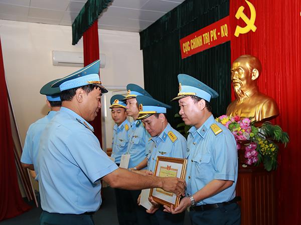 cuc-chinh-tri-pk-kq-so-ket-tuyen-duong-khen-thuong-dien-hinh-tien-tien-trong-hoc-tap-va-lam-theo-tu-tuong-dao-duc-phong-cach-ho-chi-minh