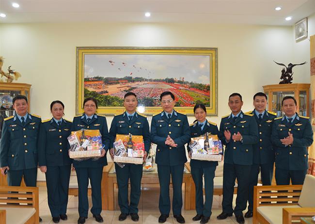 cuc-chinh-tri-quan-chung-pk-kq-tang-qua-hoi-vien-phu-nu-doan-vien-thanh-nien-co-hoan-canh-kho-khan