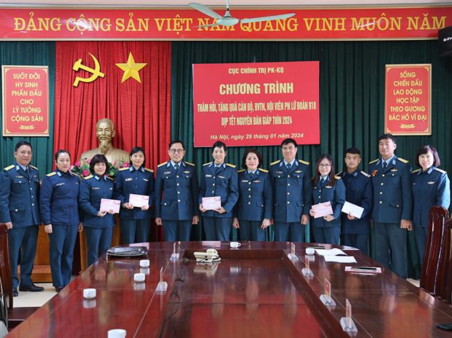 cuc-chinh-tri-quan-chung-pk-kq-tang-qua-hoi-vien-phu-nu-doan-vien-thanh-nien-co-hoan-canh-kho-khan