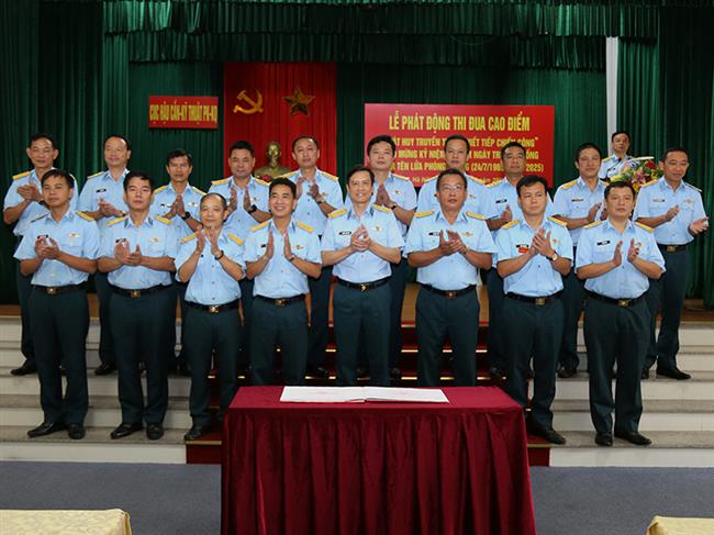 cuc-hau-can-ky-thuat-quan-chung-phong-khong-khong-quan-phat-dong-dot-thi-dua-cao-diem