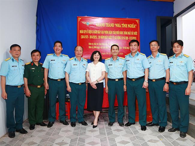 cuc-hau-can-ky-thuat-quan-chung-pk-kq-ban-giao-“nha-tinh-nghia”-tang-gia-dinh-thieu-ta-qncn-tran-quang-anh
