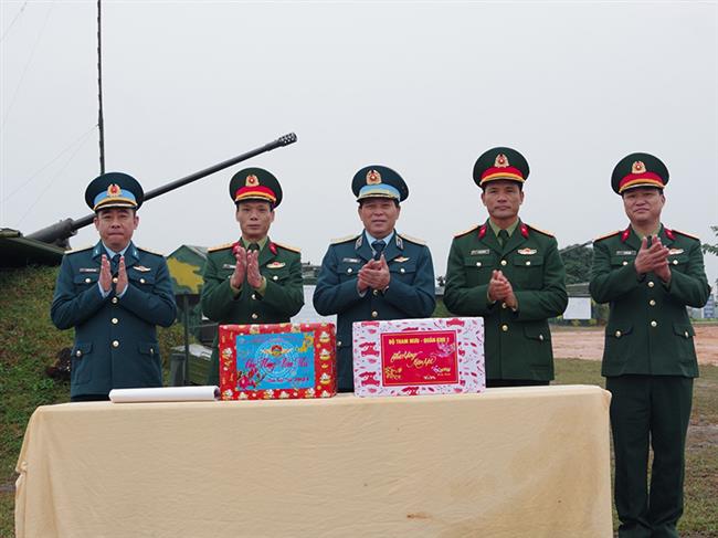 cuc-phong-khong-luc-quan-kiem-tra-san-sang-chien-dau-va-chuc-tet-lu-doan-phong-khong-210