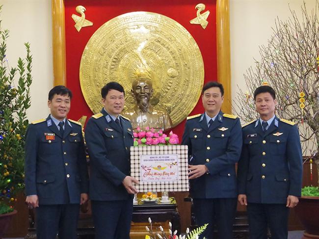 dai-ta-bui-duc-hien-pho-tu-lenh-quan-chung-phong-khong-khong-quan-tham-va-chuc-tet-su-doan-365