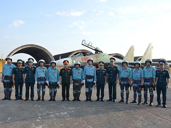 dai-tuong-ngo-xuan-lich-bo-truong-bo-quoc-phong-kiem-tra-su-doan-370