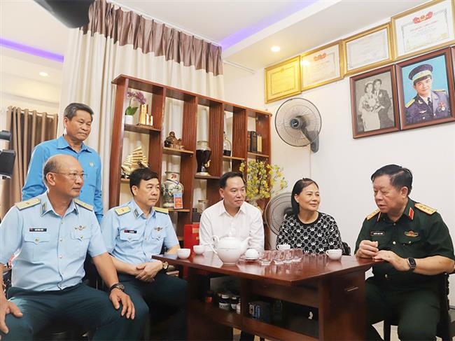 dai-tuong-nguyen-trong-nghia-tham-tang-qua-me-viet-nam-anh-hung-le-thi-minh-thuy