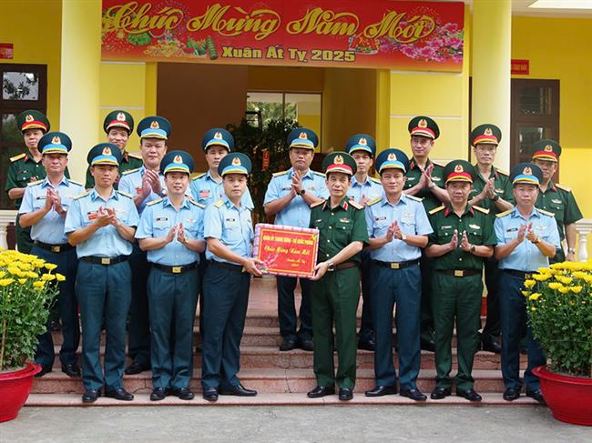 dai-tuong-phan-van-giang-bo-truong-bo-quoc-phong-kiem-tra-trung-doan-230-su-doan-367